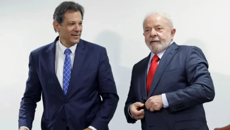 Ministro da Fazenda, Fernando Haddad, ao lado do presidente Luiz Inácio Lula da Silva no Palácio do Planalto / Foto: REUTERS/Adriano Machado