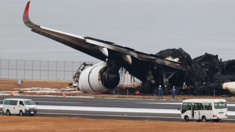 Avião da Japan Airlines que pegou fogo no aeroporto Haneda de Tóquio. Foto: 3/1/2024 REUTERS/Issei Kato.