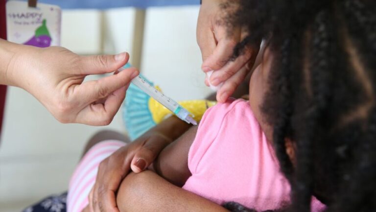 Criança vacinando - Foto: Valter Campanato/Agência Brasil