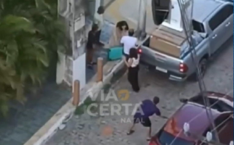 Criminosos roubando veículos no bairro de Petrópolis, em Natal / Foto: reprodução