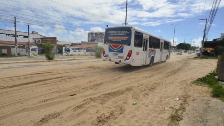 Ônibus circula em meio à areia que invadiu a Avenida João Medeiros, na Zona Norte de Natal - Foto: José Aldenir/Agora RN