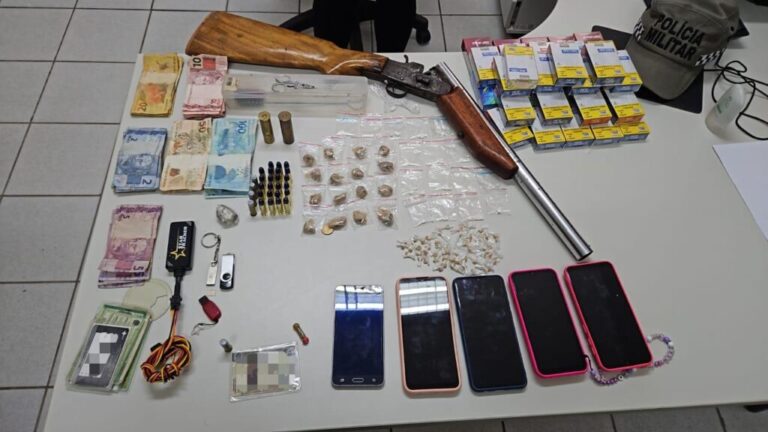 Imagem de material apreendido, drogas, armas, dinheiro e documentos.