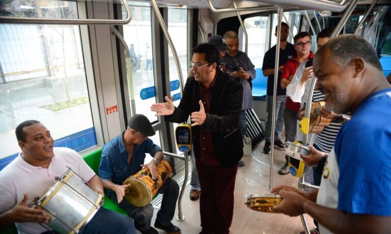 Rio de Janeiro - Sambista Marquinhos de Oswaldo Cruz canta durante a viagem inaugural do Veículo Leve sobre Trilhos (VLT) Carioca, no centro da cidade (Fernando Frazão/Agência Brasil)