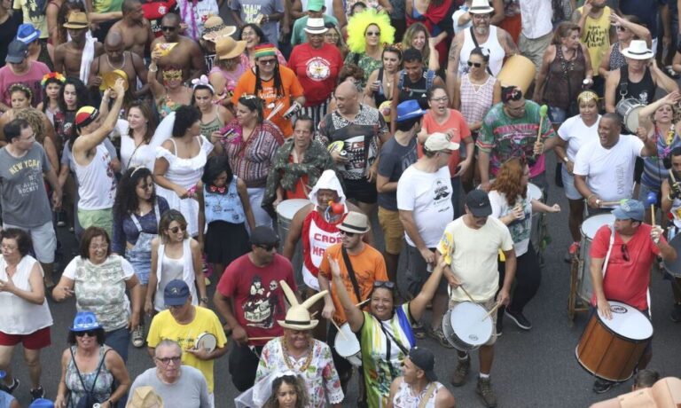 Brasília - Tradicional e irreverente, o bloco de carnaval O Pacotão desfila pelas ruas da capital  (Valter Campanato/Agência Brasil)