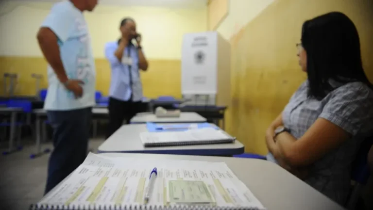 Celular deve ser entregue para o mesário antes de o eleitor se dirigir à cabina de votação Arquivo. Foto: Tânia Rêgo/Agência Brasil