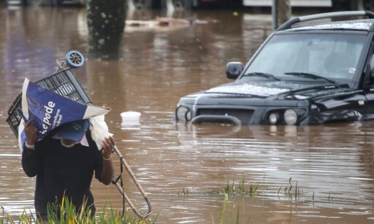 Um homem caminha por uma rua inundada após fortes chuvas em São Paulo, Brasil, 10 de fevereiro de 2020. REUTERS / Rahel Patrasso