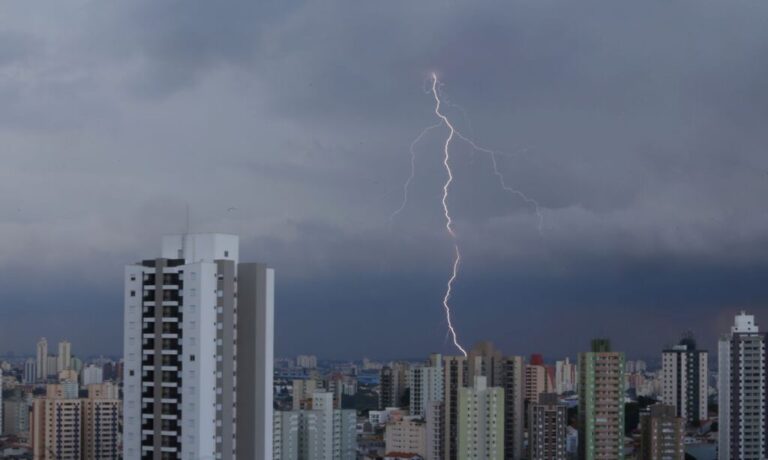 Tempestade, chuvas em São paulo, Raios, Vista geral da queda de raios sobre São Paulo e parte da cidade de São Bernardo