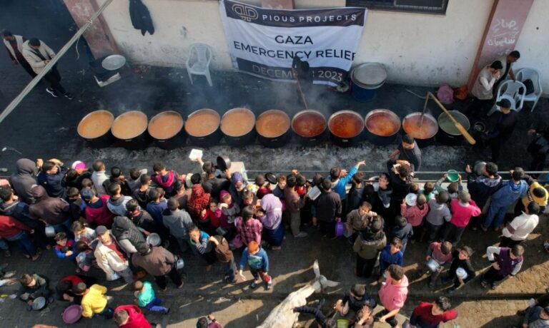 Palestina 17/12/2023. Palestinos se reúnem para receber comida preparada em cozinha beneficente, em Rafah. Fotos  REUTERS/Shadi Tabatibi