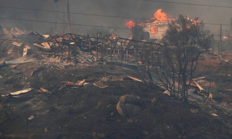 Uma casa arde em meio à propagação de incêndios florestais em Vina del Mar, Chile, 3 de fevereiro de 2024. REUTERS/Rodrigo Garrido