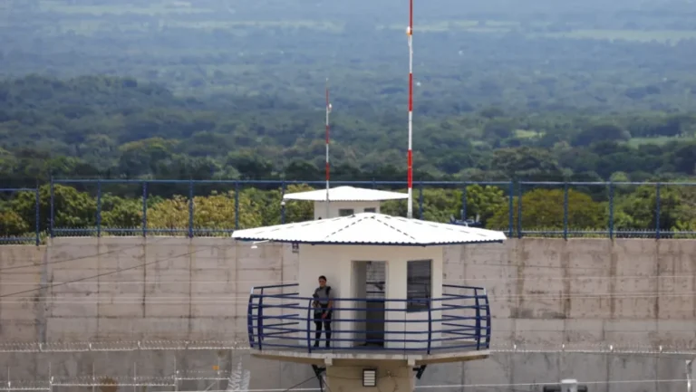 Torre de vigilância de setor penitenciário projetado para abrigar 40 mil presos, em Tecoluca, El Salvador / Foto: Reuters/Jose Cabezas