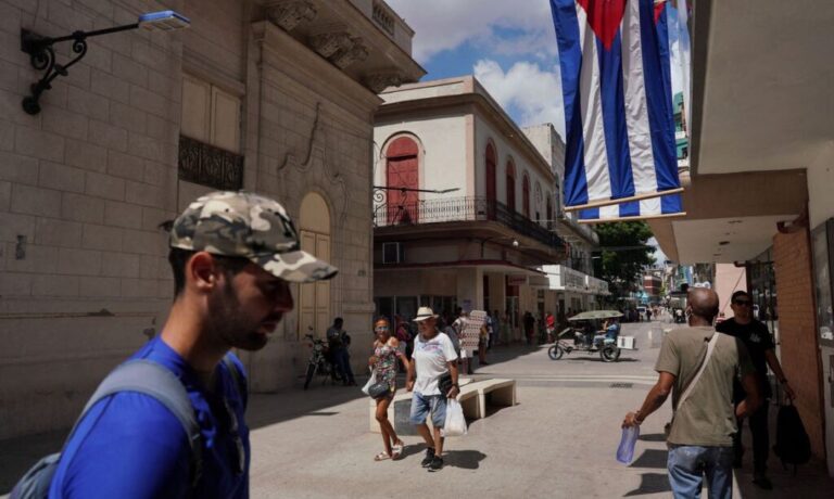 Banderas de Cuba em uma rua comercial no centro de Havana
20/07/2022
REUTERS/Alexandre Meneghini
