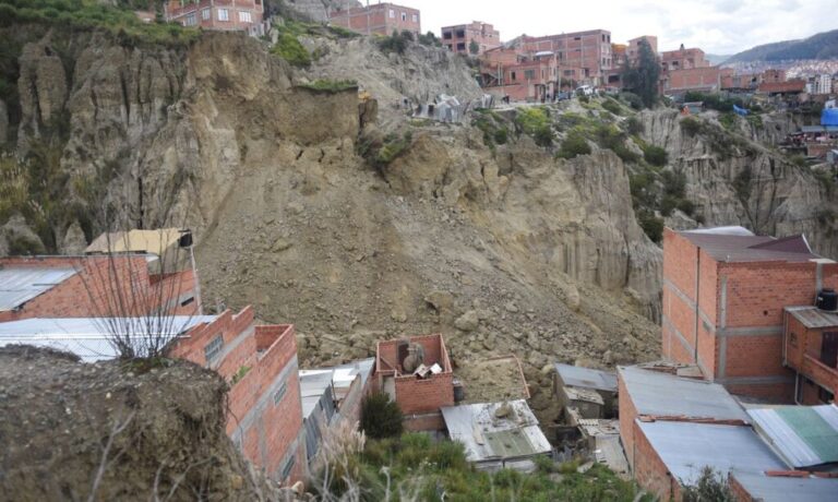 Debris covers houses after a landslide caused by rains, in La Paz, Bolivia February 16, 2024. REUTERS/Claudia Morales