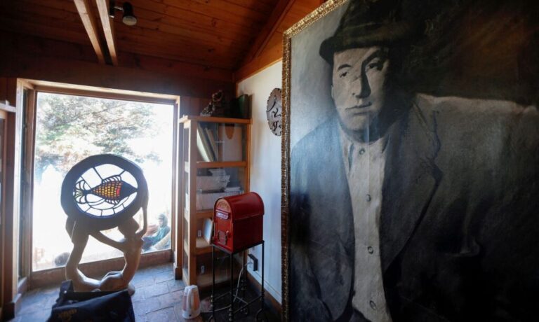 Uma foto de Pablo Neruda é vista dentro de seu museu em Isla Negra
26/04/2016
REUTERS/Rodrigo Garrido