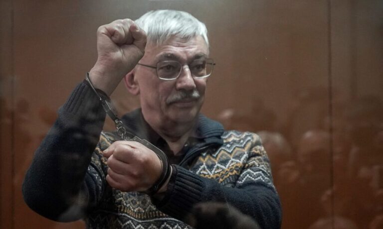 Oleg Orlov durante audiência em Moscou
 27/2/2024   REUTERS/Tatyana Makeyeva