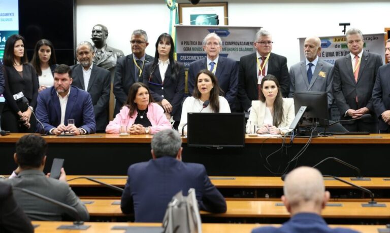 Brasília (DF) 21/02/2024 Representantes dos 17 setores da economia beneficiados com a desoneração da folha de pagamentos durante coletiva, na Câmara dos Deputados. Foto Lula Marques/ Agência Brasil