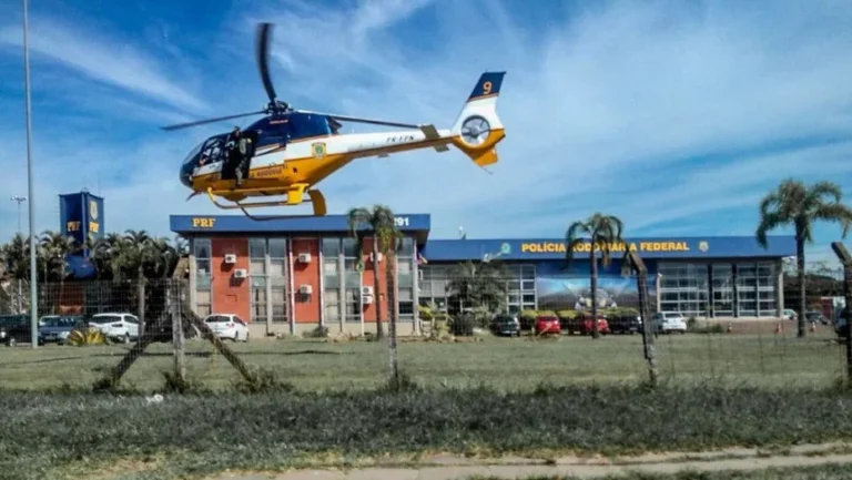Helicóptero da PRF irá auxiliar nas buscas pelos fugitivos. Foto: Divulgação
