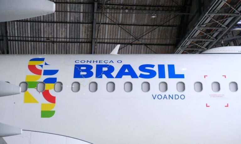 19/02/2024 - SãoPaulo/SP - Programa Conheça o Brasil voando - Plotagem avião da Latam. Fotos: Roberto Castro/ Mtur