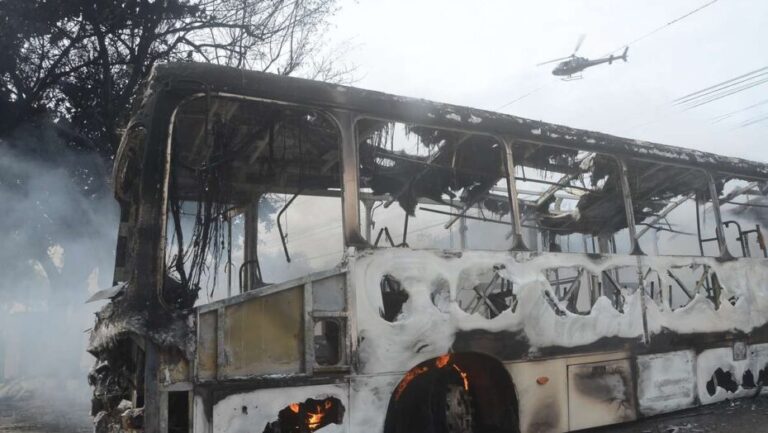 Ônibus incendiado durante ataques criminosos no RN em março de 2023 - Foto: José Aldenir/Agora RN