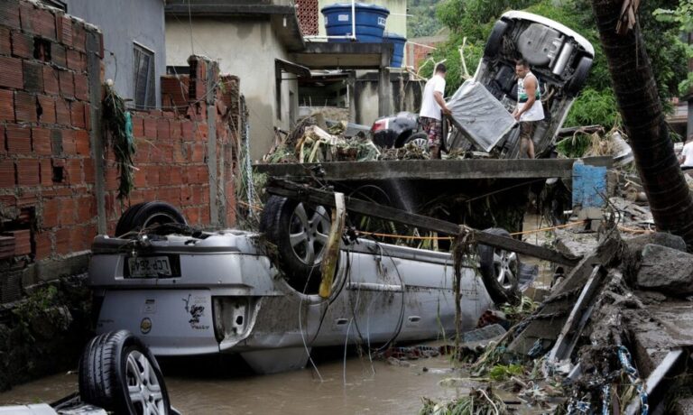 Moradores tentam recuperar pertences em uma área danificada no bairro Realengo, após fortes chuvas no Rio de Janeiro, Brasil, 2 de março de 2020. REUTERS / Ricardo Moraes