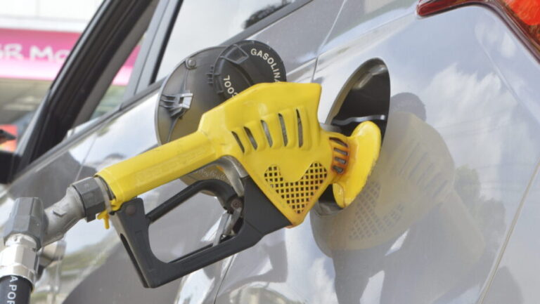 Litro da gasolina ficou 2 centavos mais barato; já diesel caiu 20 centavos/litro