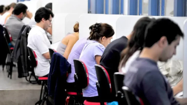 Alunos estudando para concurso. Foto: Agência Brasil.
