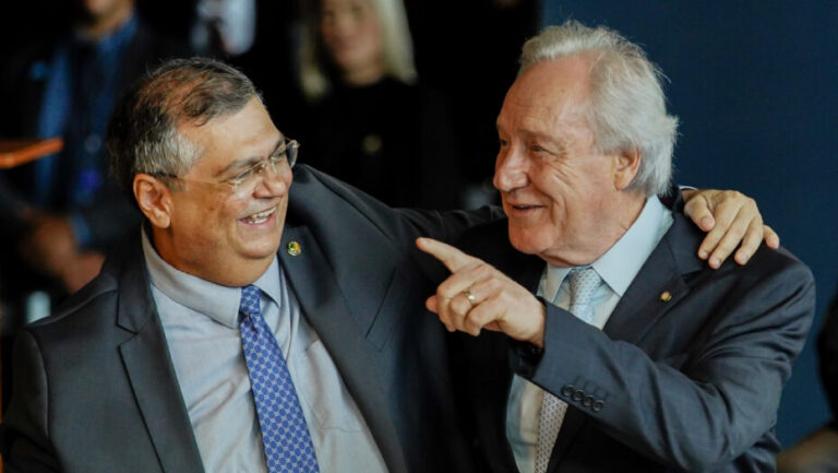 Ministro Ricardo Lewandowski (dir.) ao lado do agora ex-ministro Flávio Dino. Foto: Rafa Neddermeyer/Agência Brasil