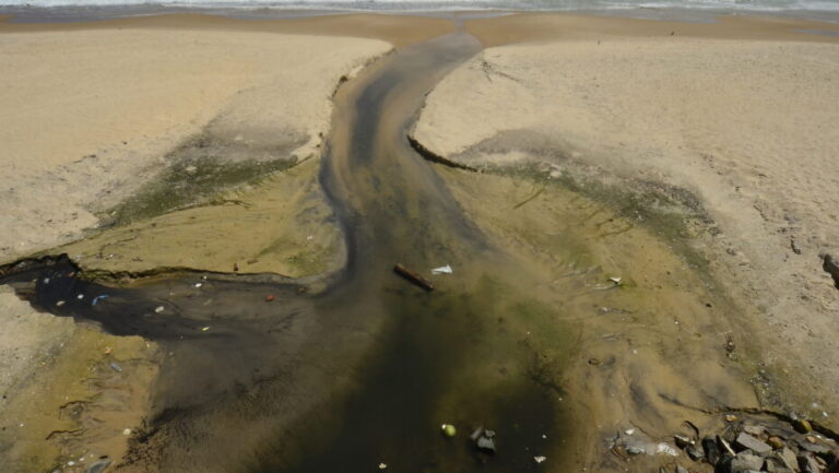 Ligação clandestina de esgoto na rede de drenagem faz água servida ser escoada para o mar da Praia de Areia Preta; Semurb afirma que fará visita no local - Foto: JOSÉ ALDENIR / AGORA RN