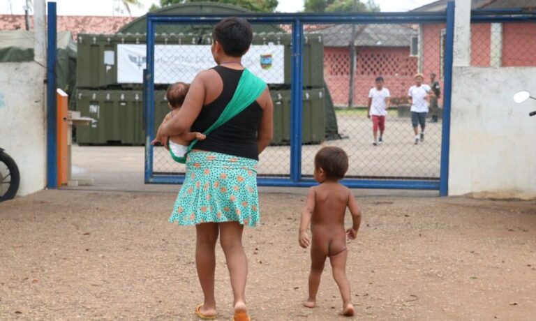 Boa Vista (RR), 15/02/2023, Mulher indígena com bebê em frente ao Hospital de Campanha Yanomami montado na Casa de Saúde Indígena - Casai.