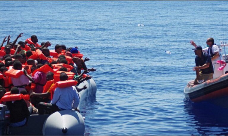 Guarda costeira italiana resgata imigrantes no Mediterrâneo