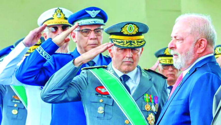 Presidente Lula com comandantes militares; em 1º plano, Freire Gomes, do Exército - Foto: RICARDO STUCKERT / PR