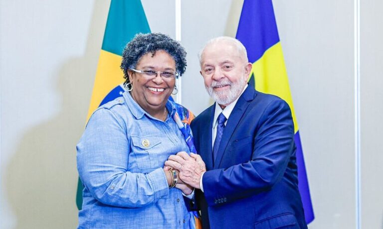 Lula e primeira-dama de Barbados, Mia Mottley, debatem sobre mudanças climáticas, na Guiana.