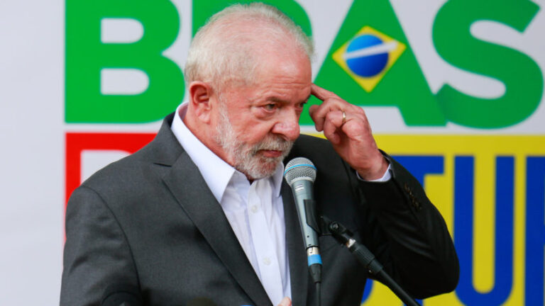 Lula chorou ao discursar para os funcionários da fábrica e lembrar de quando era metalúrgico e atuava no sindicado / Foto: Sérgio Lima - Poder 360