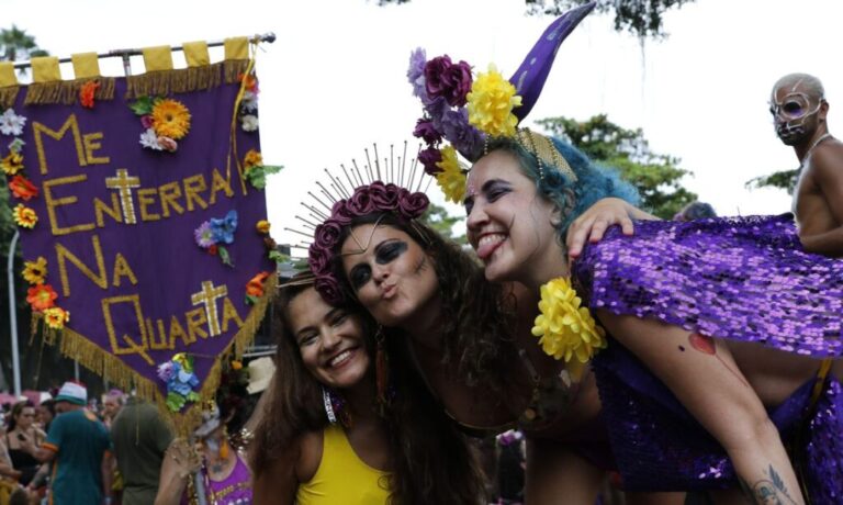 Rio de Janeiro (RJ) 14/02/2024 – Foliões curtem o carnaval do bloco Me Enterra na Quarta, que desfila nas ruas da Glória na quarta-feira de cinzas. Foto: Fernando Frazão/Agência Brasil