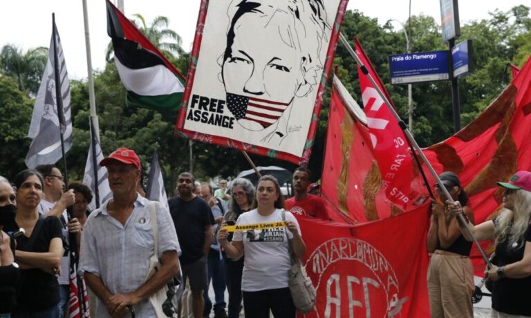 Rio de Janeiro (RJ) 20/02/2024 – Manifestantes pedem a liberdade de Julian Assange, fundador do Wikileaks, enquanto a Justiça de Londres examina novo recurso contra sua extradição para os Estados Unidos. Foto: Fernando Frazão/Agência Brasil
