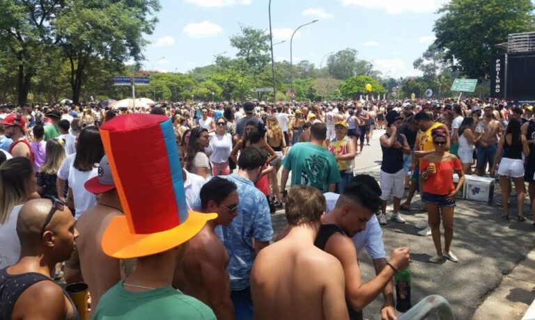 Monobloco anima pré-carnaval na capital paulista