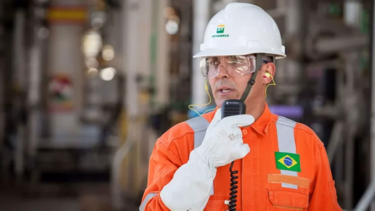Funcionário da Petrobras durante operação / Foto: Petrobras