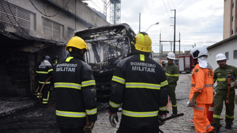 Ônibus incendiado no terminal - Foto: José Aldenir/Agora RN