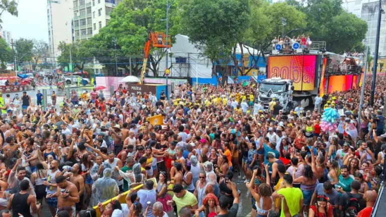 Multidão segue trio em Salvador / Foto: Vitor Santos/Agnews
