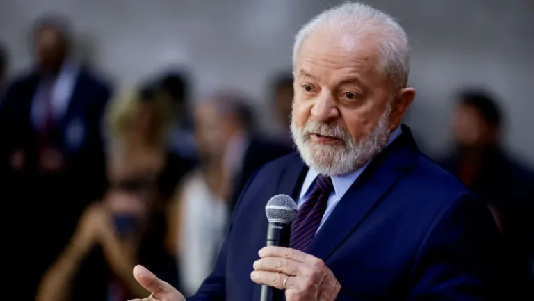 Presidente Luiz Inácio Lula da Silva fala durante café da manhã com correspondentes estrangeiros no Palácio do Planalto em Brasília / Reuters/Ueslei Marcelino