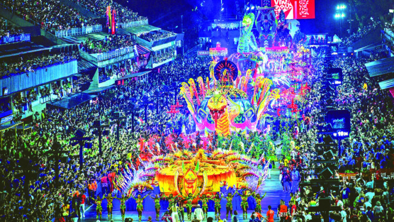 Campeã do Carnaval de 2024 foi uma das escolas que mais usaram a iluminação cênica, novidade do Carnaval deste ano; enredo falou sobre culto vodum às serpentes, uma tradição africana