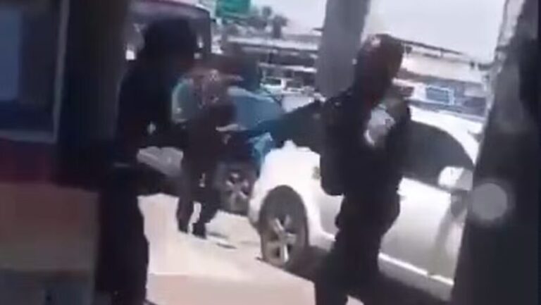 Policial atira em homem durante protesto na Maré — Foto: Reprodução.
