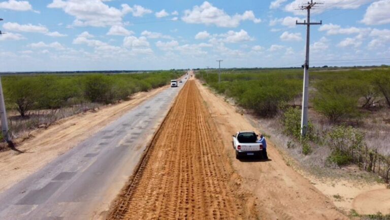 RN 401 é a rodovia responsável pelo escoamento de petróleo e gás que saem da Refinaria Clara Camarão com destino a Natal. Foto: Reprodução/Jonatan Dantas.