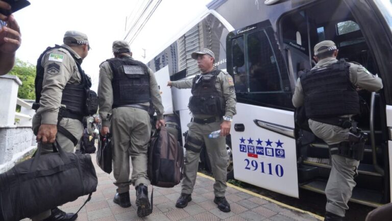 Policias Militares viajando pra Operação Carnaval. Foto: José Aldenir/AGORA RN