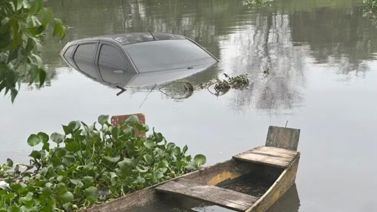 Carro é arrastado para dentro de rio durante fortes chuvas em Mossoró. Foto: Reprodução.