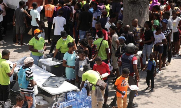 Moradores se reúnem para receber refeições em uma escola usada como abrigo em meio à violência, em Porto Príncipe
04/03/2024
REUTERS/Ralph Tedy Erol