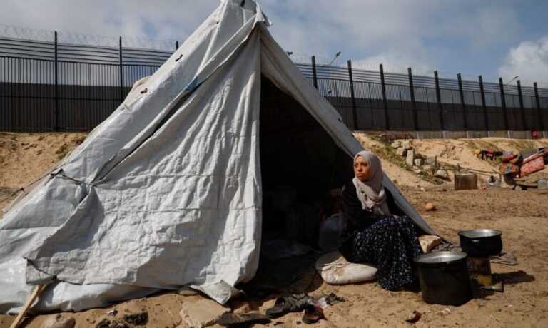 Mulher em barraca em Rafah, sul de Gaza 6/3/2024 REUTERS/Mohammed Salem