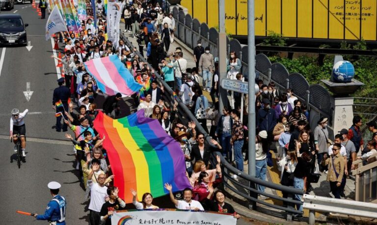 Manifestantes marcham em Tóquio para celebrar os avanços nos direitos LGBTQ e para pedir por igualdade nos direitos de casamento no Japão
23/04/2023 REUTERS/Issei Kato