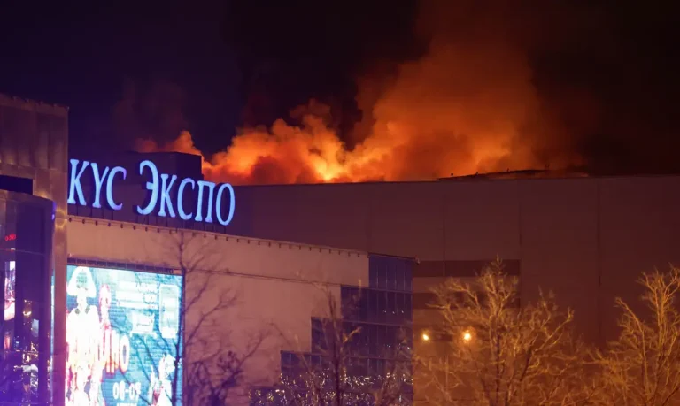 Casa de shows em chamas após tiroteio, nos arredores de Moscou, Rússia
22/03/2024
REUTERS/Maxim Shemetov