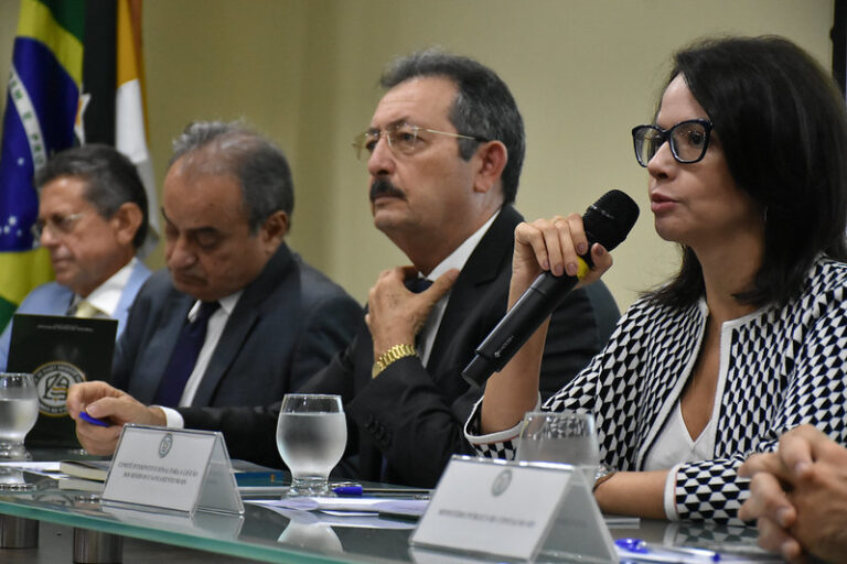 Imagem da promotora de Justiça Rachel Germano falando durante evento sobre gestão de resíduos sólidos, promovido pelo TCE/RN.