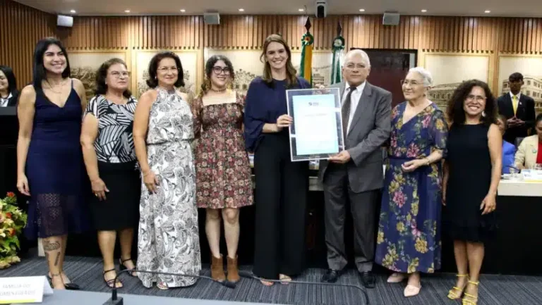 Presidentes e representantes de vários partidos e diretórios municipais do PCdoB participaram da sessão solene / Foto: Verônica Macedo